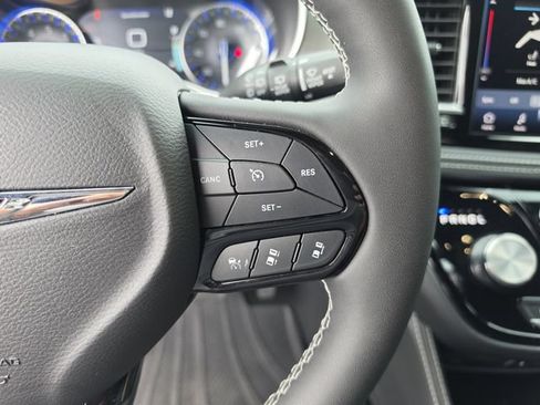 Used 2024 Chrysler Pacifica Limited AWD/4WD image 35