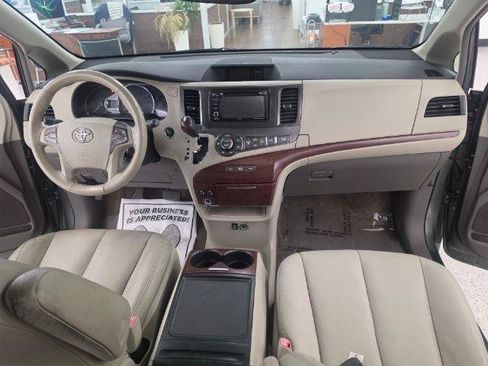 Used 2013 Toyota Sienna XLE FWD image 9