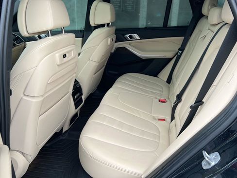 Certified 2022 BMW X5 xDrive40i w/ M Sport Package image 11