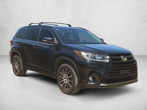 Used 2017 Toyota Highlander SE FWD image 3