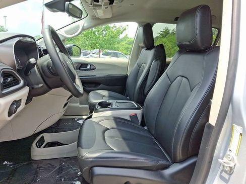 Used 2024 Chrysler Pacifica Touring-L FWD image 13