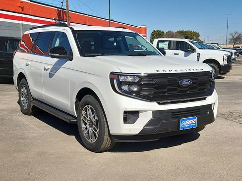 New 2026 Ford Expedition Active image 2