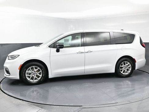 Used 2024 Chrysler Pacifica Touring-L image 6