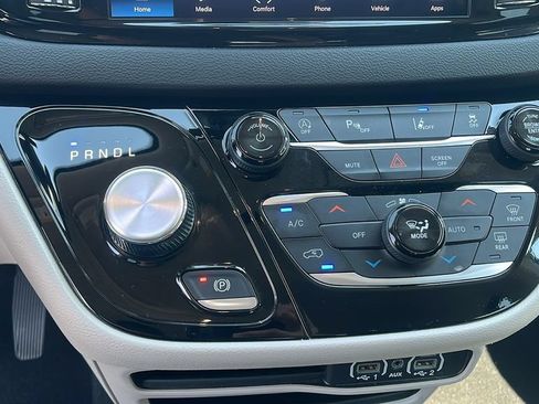 Used 2024 Chrysler Pacifica Touring-L FWD image 15