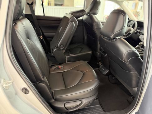 Used 2022 Toyota Highlander XLE AWD/4WD image 40