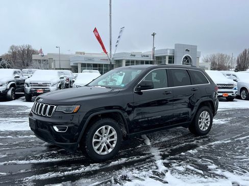 Used 2021 Jeep Grand Cherokee Laredo AWD/4WD image 2