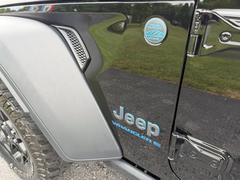 Used 2023 Jeep Wrangler Unlimited w/ Cold Weather Group AWD/4WD image 46