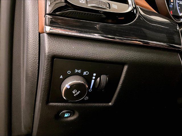 Used 2020 Jeep Grand Cherokee Overland AWD/4WD image 30