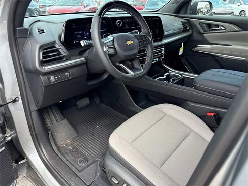 New 2025 Chevrolet Traverse LT w/ Enhanced Driving Package image 9