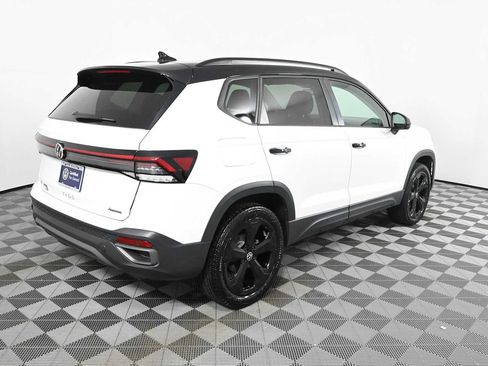 Certified 2025 Volkswagen Taos SE AWD/4WD image 7