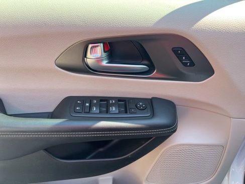 Used 2024 Chrysler Pacifica Touring-L FWD image 6