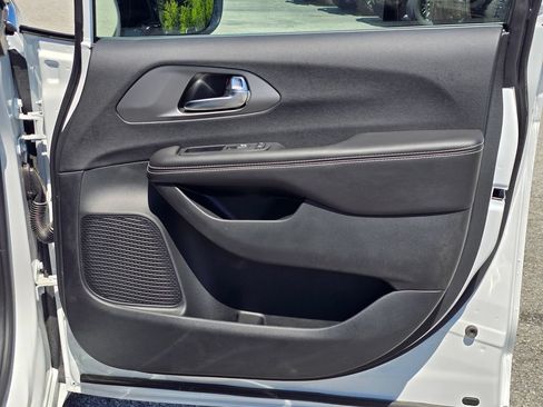 New 2027 Chrysler Pacifica Select FWD image 35