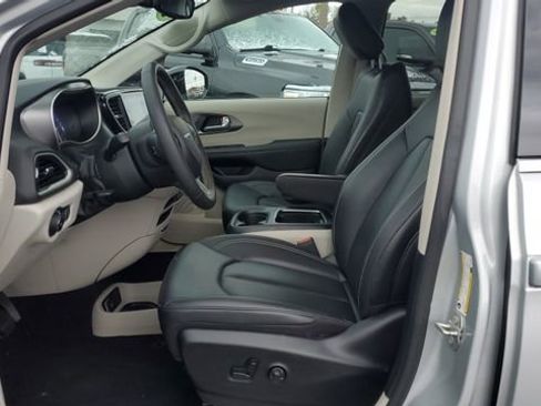 Certified 2024 Chrysler Pacifica Touring-L image 4