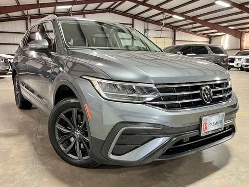 Used 2024 Volkswagen Tiguan SE image 1