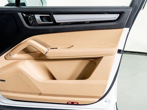 Used 2022 Porsche Cayenne S image 57