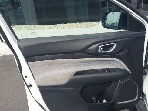 Used 2024 Jeep Compass Latitude image 4