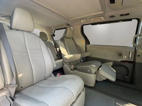 Used 2011 Toyota Sienna Limited w/ Premium Pkg FWD image 26