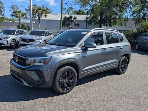 Used 2023 Volkswagen Taos SE w/ Panoramic Sunroof Package image 8