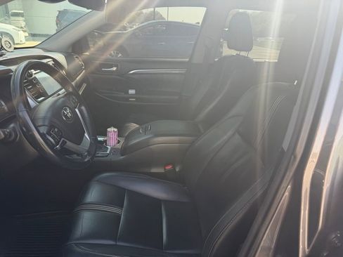Used 2017 Toyota Highlander SE image 31