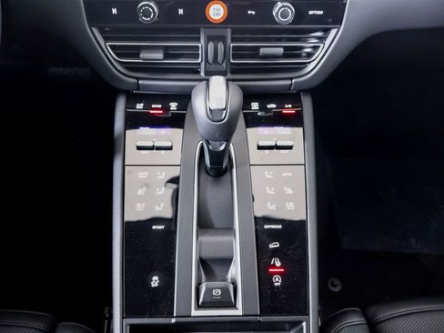 New 2026 Porsche Macan image 21