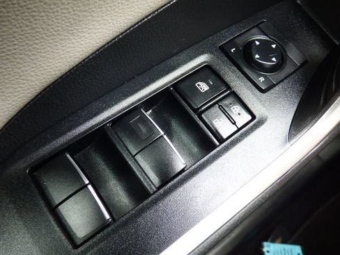 Used 2020 Toyota RAV4 Limited FWD image 33