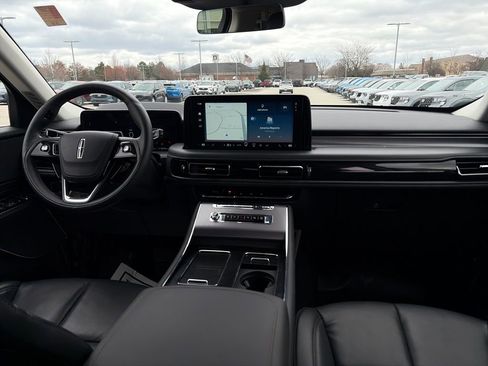 Used 2025 Lincoln Aviator AWD image 39