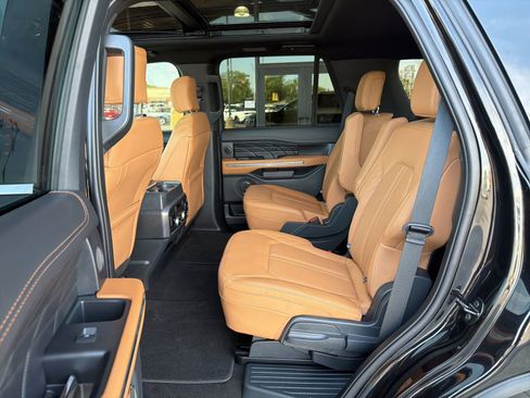 Used 2024 Ford Expedition Platinum AWD/4WD image 3
