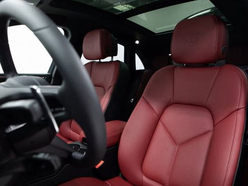 Certified 2025 Porsche Macan image 5