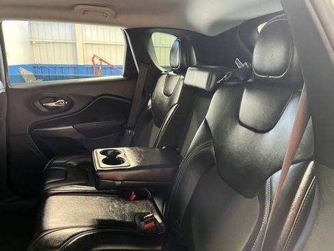 Used 2019 Jeep Cherokee Latitude Plus FWD image 18