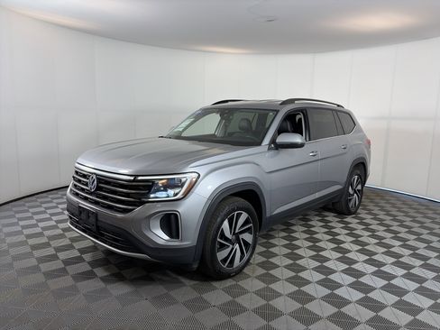 Used 2024 Volkswagen Atlas SE AWD/4WD image 2