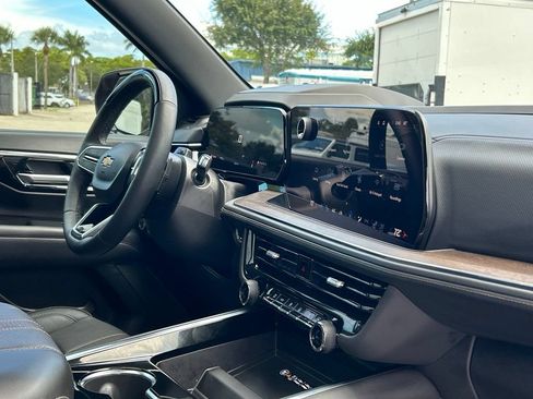 Used 2025 Chevrolet Tahoe High Country AWD/4WD image 27