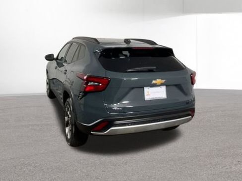 Used 2025 Chevrolet Trax LT w/ LT Convenience Package image 8