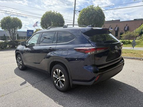 Used 2024 Toyota Highlander XLE AWD/4WD image 5
