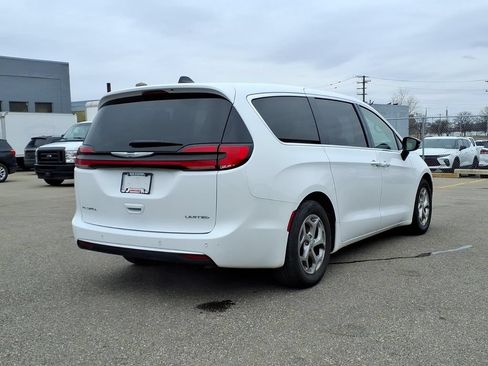 Used 2024 Chrysler Pacifica Limited FWD image 25