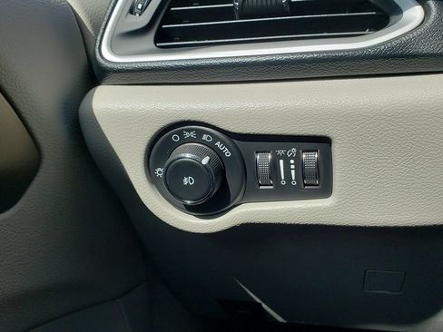 Used 2018 Chrysler Pacifica Touring-L w/ Advanced Safetytec Group FWD image 29