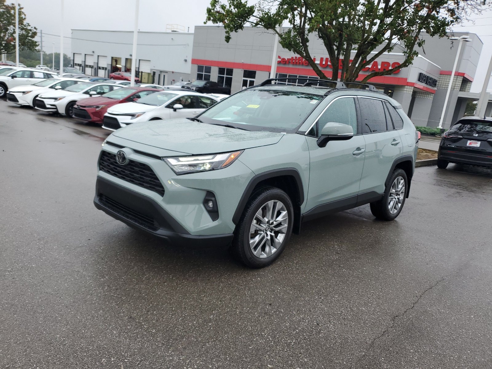 Used 2023 Toyota RAV4 XLE Premium AWD/4WD image 2