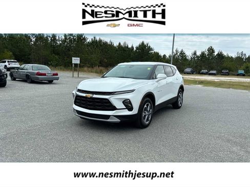 Used 2025 Chevrolet Blazer LT FWD image 1