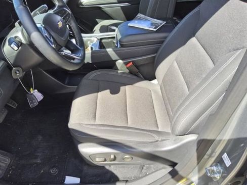 Used 2024 Chevrolet Traverse LT w/ Enhanced Driving Package image 2