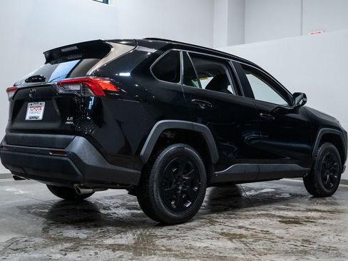 Used 2021 Toyota RAV4 LE image 7