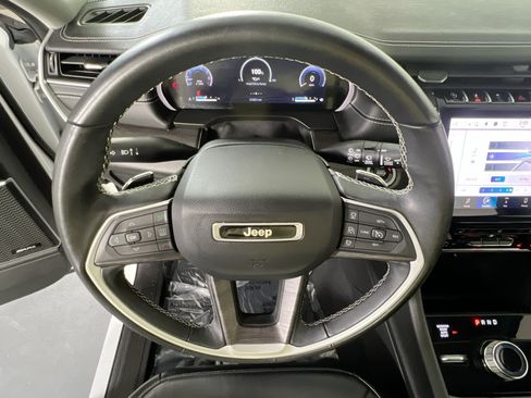 Used 2022 Jeep Grand Cherokee Limited image 11