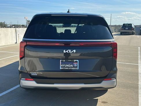 Used 2025 Kia Carnival image 11