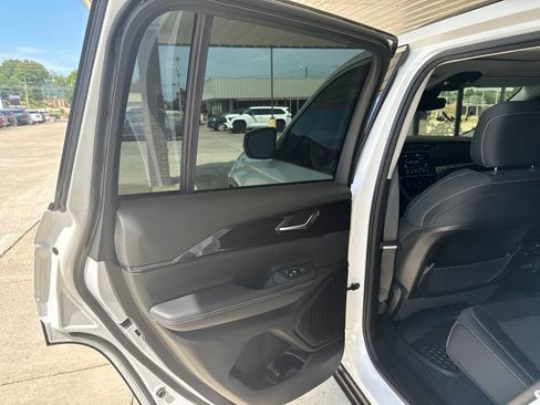 Used 2023 Jeep Grand Cherokee Laredo w/ Luxury Tech Group I AWD/4WD image 17