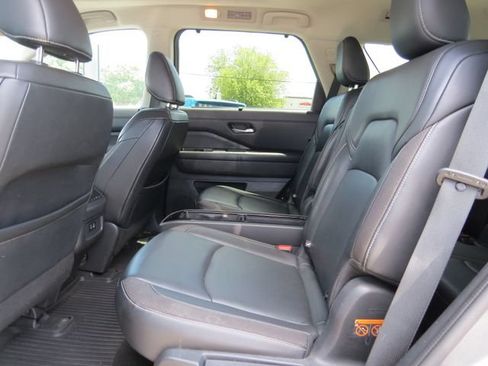 Used 2022 Nissan Pathfinder SL w/ SL Premium Package FWD image 4