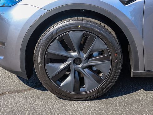 Used 2025 Tesla Model Y Long Range AWD/4WD image 9