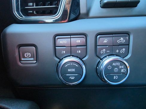 Used 2024 GMC Sierra 1500 AT4 w/ Technology Package image 17