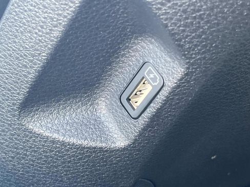 Used 2023 Kia Carnival LX FWD image 14