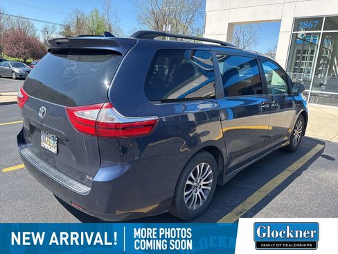 Used 2018 Toyota Sienna XLE w/ XLE Navigation Package image 3