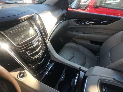 Used 2016 Cadillac Escalade Luxury image 13