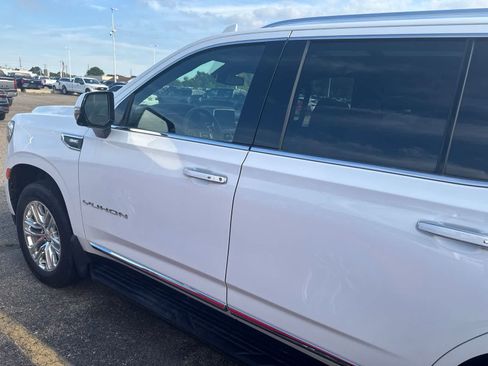 Used 2024 GMC Yukon SLT w/ SLT Premium Package AWD/4WD image 17