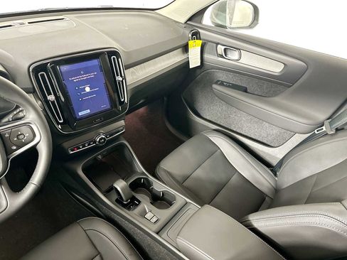 Used 2025 Volvo XC40 B5 Core w/ Climate Package image 21